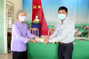 Cụ Nguyễn Thị Châu ủng hộ tiền dành dụm từ lương hưu cho Quỹ phòng, chống dịch bệnh Covid-19.