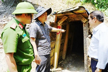Đoàn công tác của tỉnh kiểm tra, lên phương án phá hầm vàng trái phép tại Vườn quốc gia Sông Thanh.