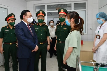 Chủ tịch Quốc hội Vương Đình Huệ thăm hỏi, động viên người tình nguyện tham gia thử nghiệm lâm sàng vaccine Nano Covax tại Viện Nghiên cứu Y dược học quân sự. (Ảnh: Duy Linh)
