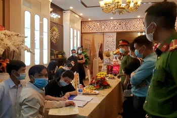Lực lượng chức năng xử lý vụ việc tại cơ sở Minh Châu Asian Luxury 