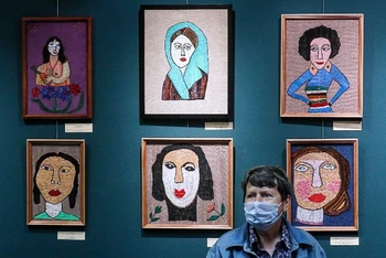 Người dân đi xem triển lãm ở Moscow. (Ảnh: interfax.ru)