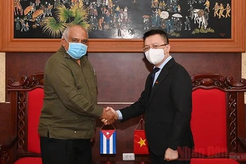 Tổng Biên tập Lê Quốc Minh và đồng chí Orlando Nicolás Hernández Guillén, Đại sứ đặc mệnh toàn quyền nước Cộng hòa Cuba tại Việt Nam. Ảnh: Thủy Nguyên