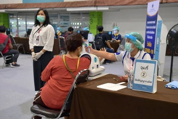Người dân kiểm tra sức khỏe trước khi tiêm vaccine tại thủ đô Bangkok. (Ảnh: NAM ĐÔNG)