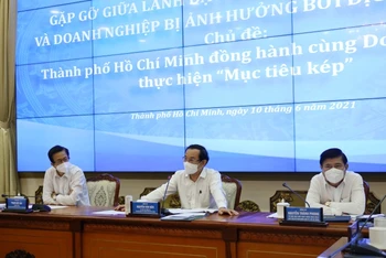 Lãnh đạo thành phố Hồ Chí Minh chủ trì hội nghị.
