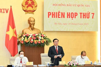 Chủ tịch Quốc hội, Chủ tịch Hội đồng Bầu cử quốc gia Vương Đình Huệ phát biểu ý kiến tại phiên họp.