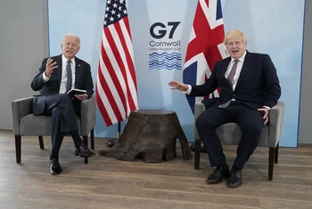 Tổng thống Biden và Thủ tướng Johnson gặp song phương trước khi tham gia hội nghị cấp cao G7. (Ảnh: AP)