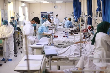 Bác sĩ kiểm tra sức khỏe người bệnh Covid-19 tại một bệnh viện ở Kabul, Afghanistan, tháng 5-2021. (Ảnh: AP)