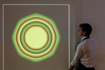 Tác phẩm mang tên "Quantum" của nghệ sĩ người Mỹ Kevin McCoy. (Ảnh: Getty Images)