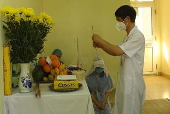 Bệnh viện đã lập một bàn thờ vọng để điều dưỡng viên Hà Thị Trinh có thể bái vọng mẹ.