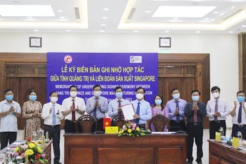 Phó Bí thư Tỉnh ủy, Chủ tịch Ủy ban nhân dân tỉnh Quảng Trị Võ Văn Hưng ký trực tuyến biên bản thỏa thuận với SMF.  