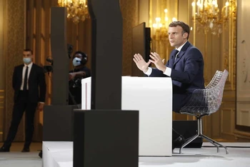 Tổng thống Pháp Emmanuel Macron trong cuộc họp báo ngày 10-6. (Ảnh: Le Monde)