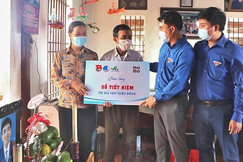 Đại diện Tỉnh đoàn, Hội Liên hiệp Thanh niên Nghệ An tặng sổ tiết kiệm và quà cho gia đình Nguyễn Văn Nhã.