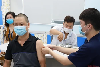 Tiêm vaccine Covid-19 tại Hà Nội.