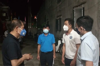 Lãnh đạo Sở Y tế Hà Tĩnh chỉ đạo công tác truy vết, khoanh vùng các trường hợp, khu vực liên quan đến ba ca bệnh Covid -19 mới được phát hiện tại Lộc Hà. 