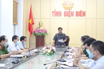 Ông Vừ A Bằng, Phó Chủ tịch UBND tỉnh Điện Biên, giao nhiệm vụ các sở, ngành phải khẩn trương đón công dân từ vùng dịch về.