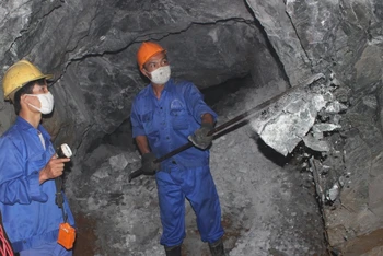 Công nhân Công ty CP Khoáng sản Bắc Kạn khai thác quặng chì, kẽm trong hầm lò. 