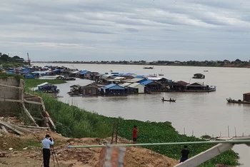 Nhiều gia đình gốc Việt đưa nhà nổi và bè cá về tập trung tại khúc sông thuộc quận Prek Pnov, chiều 12-6, trong khi chờ tìm chỗ định cư mới.