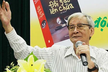 Nhà văn Nguyễn Xuân Khánh trong buổi ra mắt tác phẩm "Đội gạo lên chùa". Ảnh: NGUYỄN ĐÌNH TOÁN
