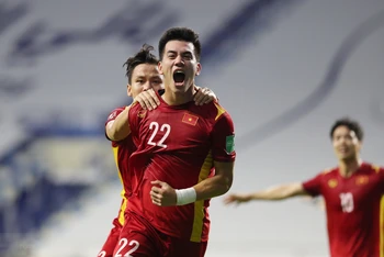 Tiến Linh đánh đầu tung lưới đội tuyển Malaysia mở tỷ số cho Việt Nam. (Ảnh: TTXVN)