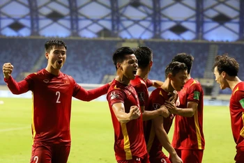 Tuyển Việt Nam lên hạng 90 thế giới sau khi đánh bại Indonesia và Malaysia. (Ảnh: TTXVN)