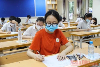 Thí sinh kỳ thi vào lớp 10 của Thành phố Hà Nội năm 2021 tại điểm thi Trường THCS Nam Trung Yên. Ảnh: DUY LINH