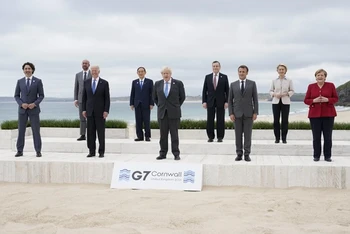 Các nhà lãnh đạo Anh, Pháp, Italy, Đức, Mỹ, Canada, Nhật Bản và EU chụp ảnh tập thể tại Hội nghị cấp cao G7 tại Cornwall, vùng England. (Ảnh: AP)