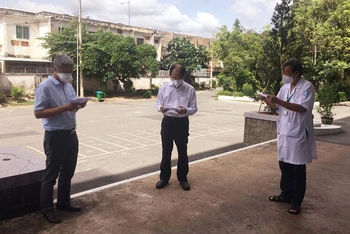 Thứ trưởng Y tế Nguyễn Trường Sơn (bìa trái) làm việc tại Bệnh viện Bệnh Nhiệt đới TP Hồ Chí Minh.
