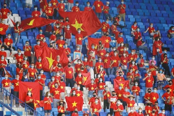 Các cổ động viên Việt Nam trên khán đài cổ vũ, động viên đội tuyển Việt Nam. (Ảnh: VFF)