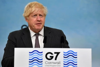 Thủ tướng Anh Boris Johnson tại cuộc họp báo sau khi dự Hội nghị cấp cao G7, ngày 13-7. (Ảnh: Getty Images)