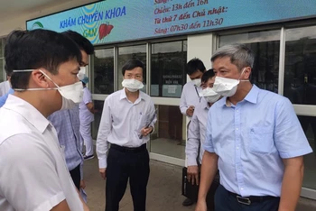 Thứ trưởng Nguyễn Trường Sơn và đoàn Bộ Y tế làm việc với lãnh đạo Bệnh viện Bệnh Nhiệt đới TP Hồ Chí Minh.