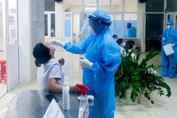 Cán bộ CDC Nghệ An lấy mẫu xét nghiệm cán bộ y tế phường Hà Huy Tập.