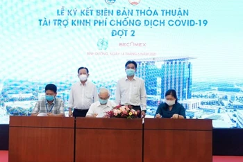 Tổng công ty Becamex IDC ký kết tài trợ kinh phí phòng, chống dịch Covid-19 với Ủy ban Mặt trận Tổ quốc Việt Nam tỉnh và Sở Y tế tỉnh Bình Dương.