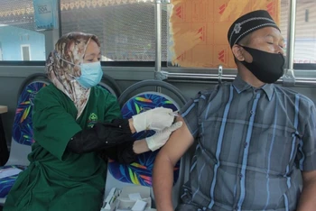 Tiêm vaccine ngừa Covid-19 bên trong “xe bus tiêm chủng” tại tỉnh Riau, Indonesia. (Ảnh: Reuters)