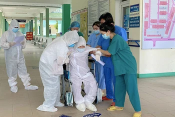 Bệnh nhân 81 tuổi nhiễm Covid-19 tại Đà Nẵng hồi sinh diệu kỳ, xuất viện sáng 15-6.