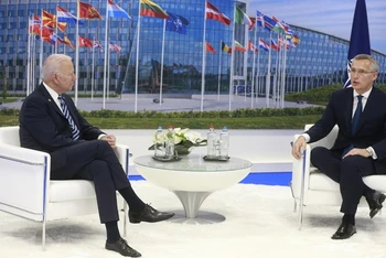Tổng Thư ký NATO Stoltenberg và Tổng thống Mỹ Biden trong cuộc gặp song phương bên lề Hội nghị cấp cao NATO, tại Bỉ, ngày 14-6. (Ảnh: AP)
