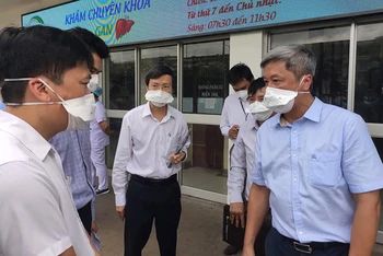 Thứ trưởng Y tế Nguyễn Trường Sơn kiểm tra tại Bệnh viện Bệnh Nhiệt đới TP Hồ Chí Minh sau khi phát hiện ca bệnh tại đây.