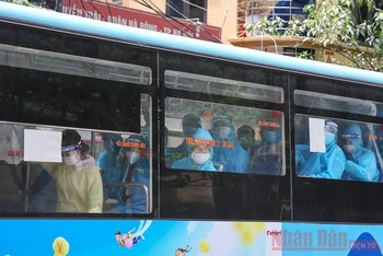 Những công dân Hà Nội đầu tiên được đón từ Bắc Giang trở về bằng xe buýt