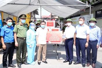 Lãnh đạo thành phố Hà Nội tặng quà các lực lượng làm công tác phòng, chống dịch trên địa bàn huyện Thường Tín.