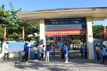Thí sinh đến điểm thi sớm tại trường THPT Tôn Thất Tùng, quận Sơn Trà, TP Đà Nẵng.