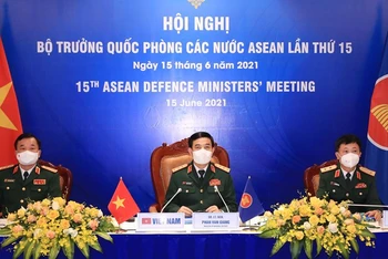 Thượng tướng Phan Văn Giang, Bộ trưởng Quốc phòng cùng các đại biểu tham dự hội nghị trực tuyến Bộ trưởng Quốc phòng các nước ASEAN(ADMM)  lần thứ 15 tại điểm cầu Hà Nội.