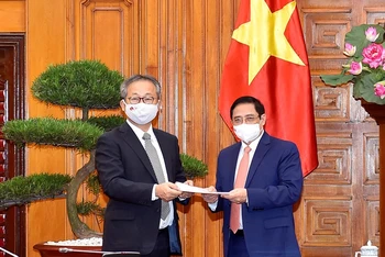 Đại sứ Nhật Bản Yamada Takio chuyển thông điệp của Thủ tướng Nhật Bản Suga Yoshihide gửi Thủ tướng Phạm Minh Chính về việc Chính phủ Nhật Bản quyết định hỗ trợ Việt Nam 1 triệu liều vaccine phòng Covid-19.