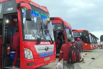 Bến xe liên tỉnh Phú Yên ngày thường có hàng chục xe vận chuyển hành khách đi về tuyến Tuy Hòa - TP Hòi Chí Minh.