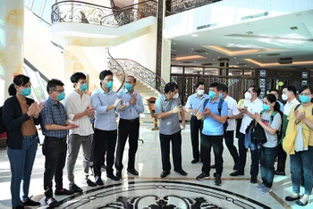 UBND tỉnh Bắc Giang chia tay với Đội phản ứng nhanh Bệnh viện Chợ Rẫy. (Ảnh BVCC)