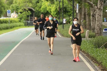 Người dân tập thể dục trong công viên sau khi chính quyền Bangkok cho phép mở cửa một số cơ sở công cộng. (Ảnh: Bưu điện Bangkok)