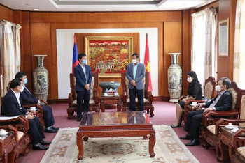 Đại sứ Nguyễn Bá Hùng (phải) cảm ơn sự ủng hộ kịp thời của Star Telecom vào Quỹ vaccine phòng Covid-19, chiều 15-6.