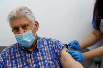 Một người cao tuổi tiêm vaccine ngừa Covid-19 của Oxford - AstraZeneca tại Anh. Ảnh: Reuters.