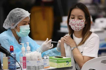 Người dân Thái Lan tiêm vaccine ngừa Covid-19 tại Ga Bang Sue ở thủ đô Bangkok. (Ảnh Bưu điện Bangkok)
