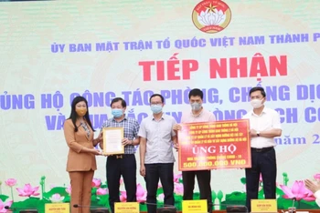 Lãnh đạo TP Hà Nội tiếp nhận ủng hộ quỹ phòng, chống Covid-19 của các doanh nghiệp.