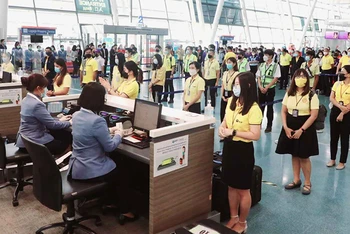 Một buổi huấn luyện tại sân bay Phuket hôm 15-6 nhằm chuẩn bị cho việc mở cửa du lịch trở lại hòn đảo Phuket vào ngày 1-7. (Bangkok Post)