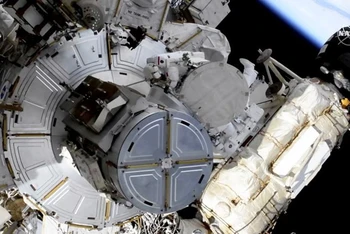 Phi hành gia người Pháp Thomas Pesquet và phi hành gia NASA Shane Kimbrough đã tham gia vào một chuyến đi bộ ngoài không gian vào ngày 16-6 để trang bị cho Trạm vũ trụ quốc tế những tấm pin mặt trời mới. Ảnh cắt từ clip của NASA.